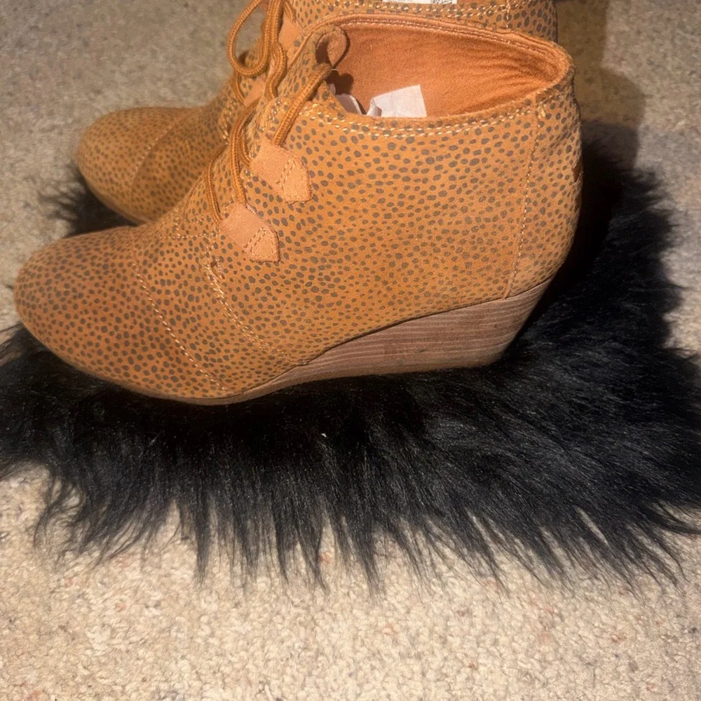 TOMS Women’s Kala Suede Leopard Cheetah  Lace-Up Wedge Ankle Boots